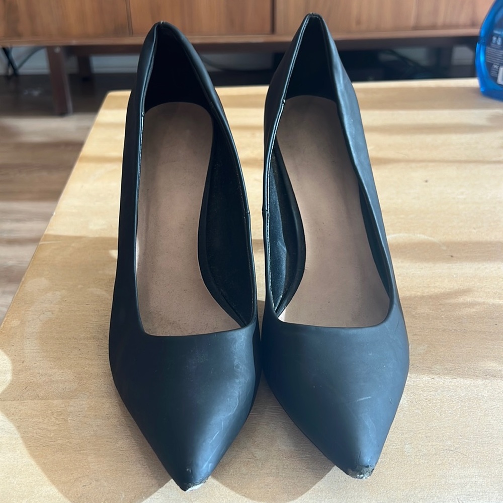 The perfect simple black pumps